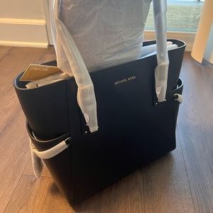 Michael Kors
Voyager East West Crossgrain Leather Tote